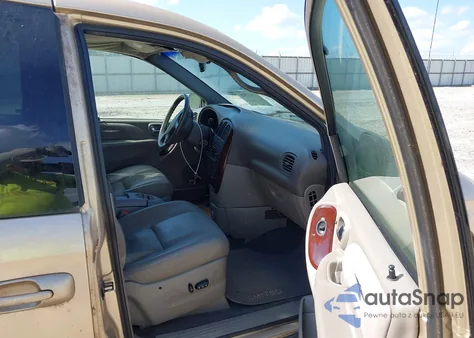 2001 Chrysler Town & Country Limited from USA, damaged, VIN 2C8GP64L31R207781